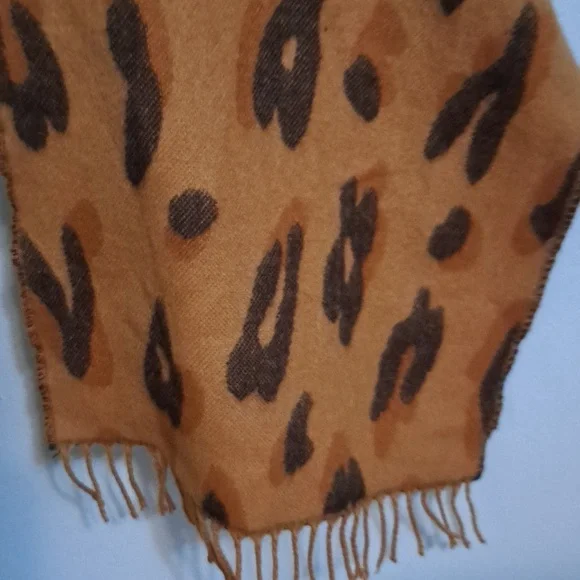 Madewell soft animal print scarf 80 x 16 inch acrylic - Picture 4 of 5